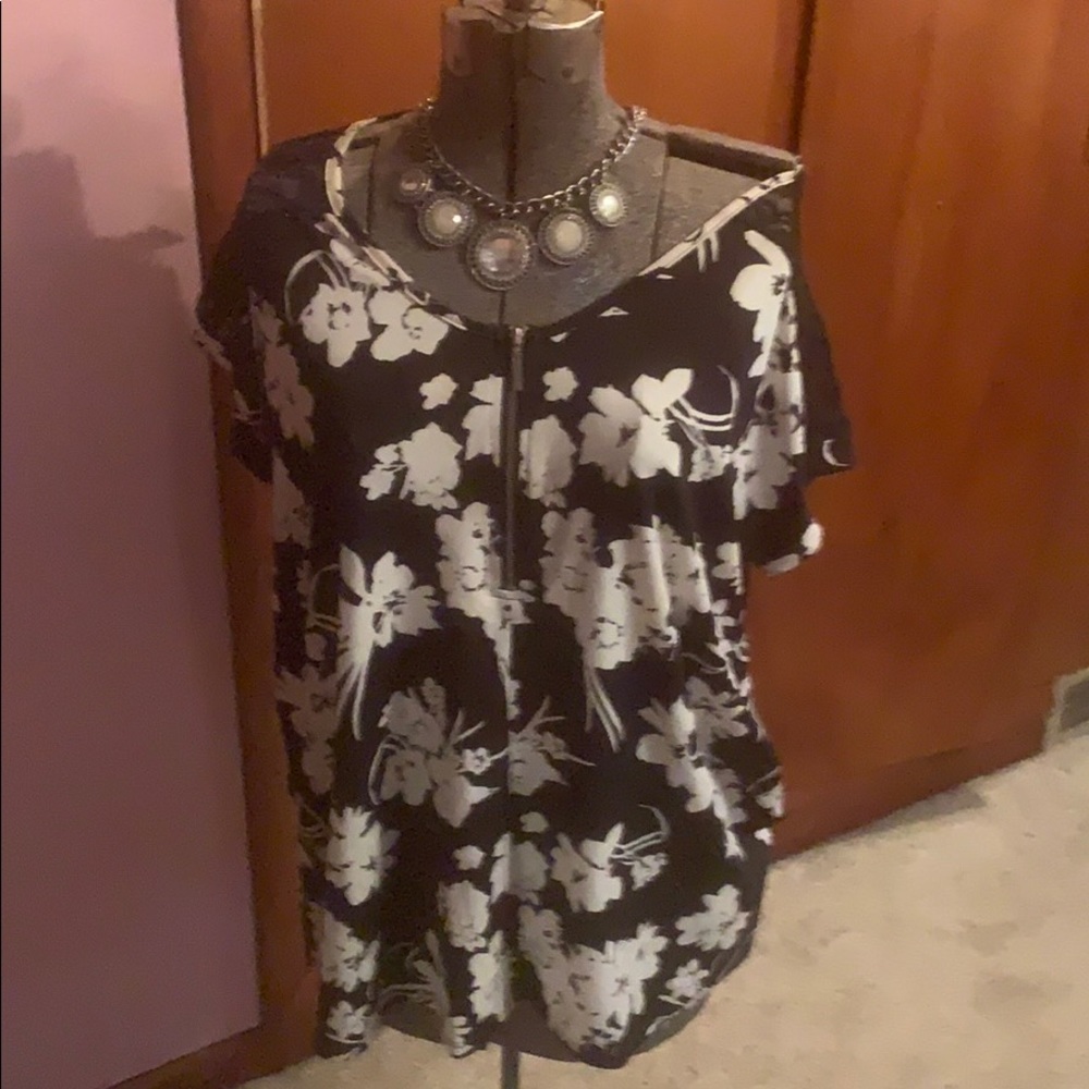 Stunning floral top!!! - Picture 1 of 5